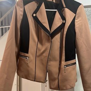 Camel and black fitted zip front blazer with quilted detail with matching skirt